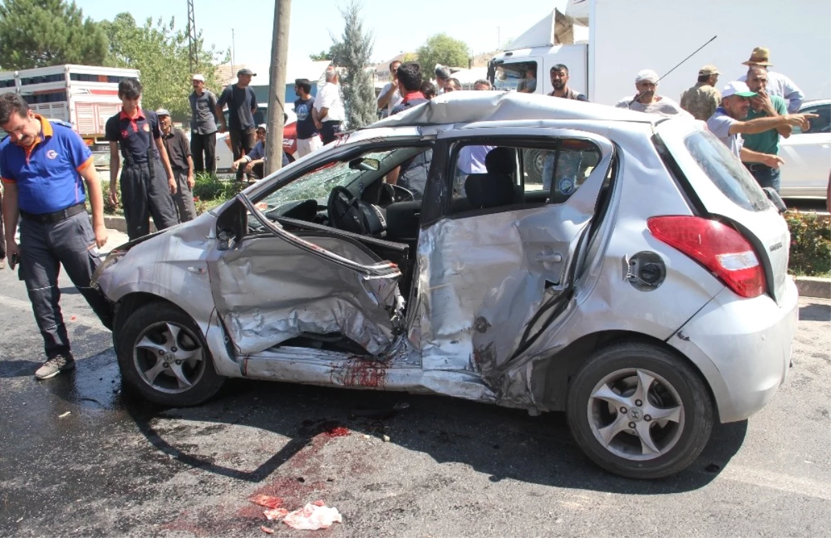 Elazığ\'daki Kazada Hurdaya Dönen Otomobilin Sürücüsü Yaşamını Yitirdi