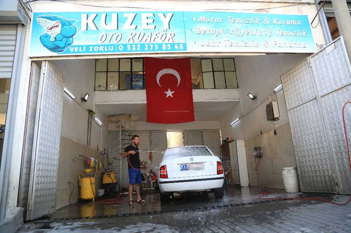 Engelliler, Şehit Yakınları ve Gazilerin Araçlarını Ücretsiz Yıkıyor