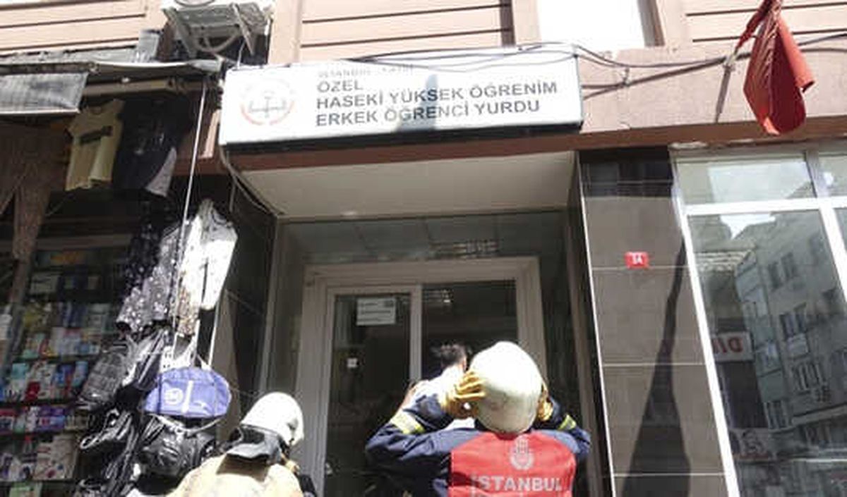 Fatih\'te Öğrenci Yurdunda Yangın