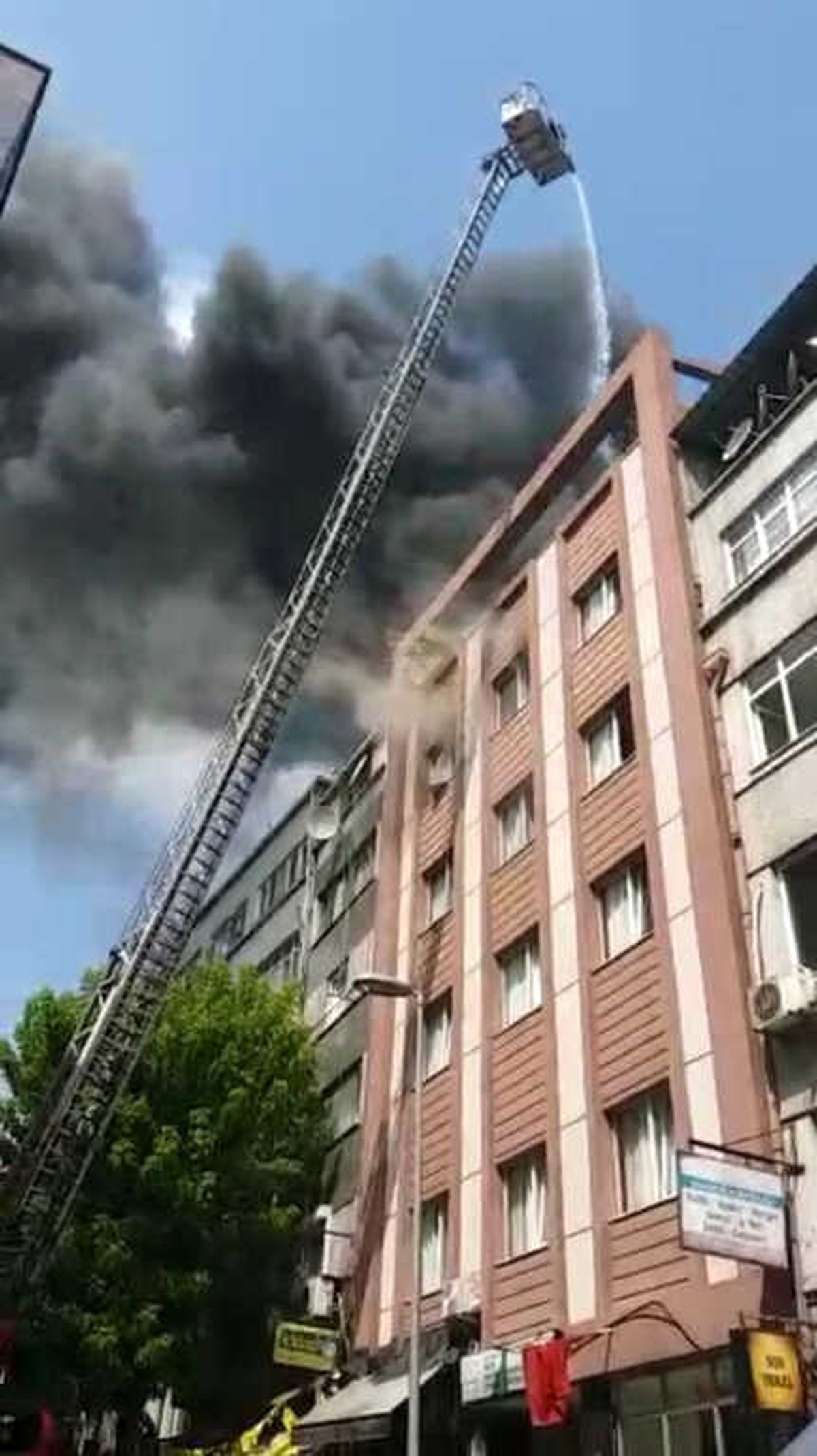 Fatih\'te Tadilat Yapılan Erkek Öğrenci Yurdunda Yangın Çıktı