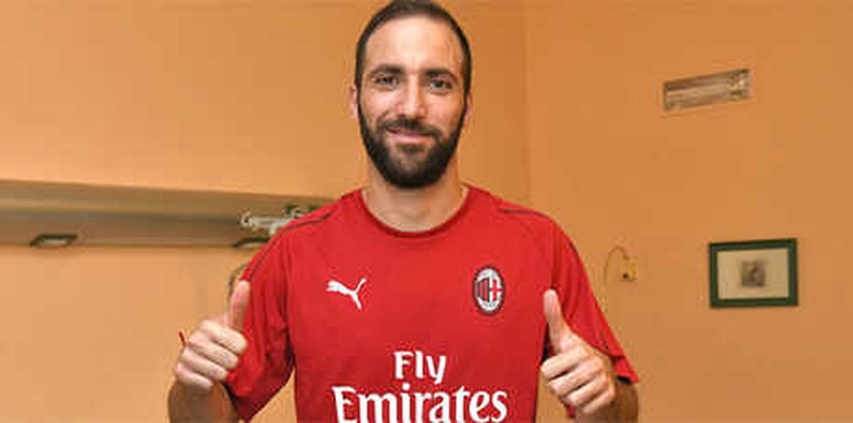 Gonzalo Higuain Milan Formasını Giydi