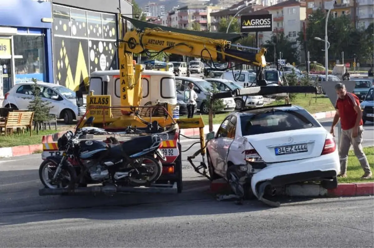 Hafif Ticari Araç ile Otomobil Çarpıştı: 2 Yaralı