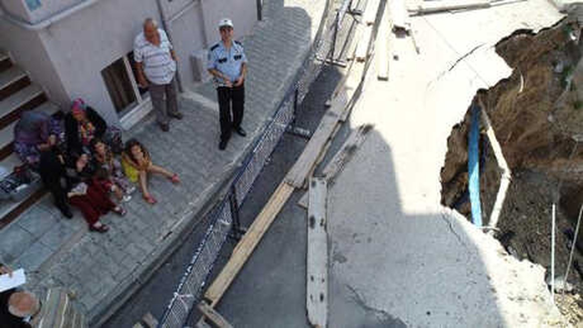 İnşaatın Temel Kazısında Toprak Kaydı, Mahalleli Tedirgin