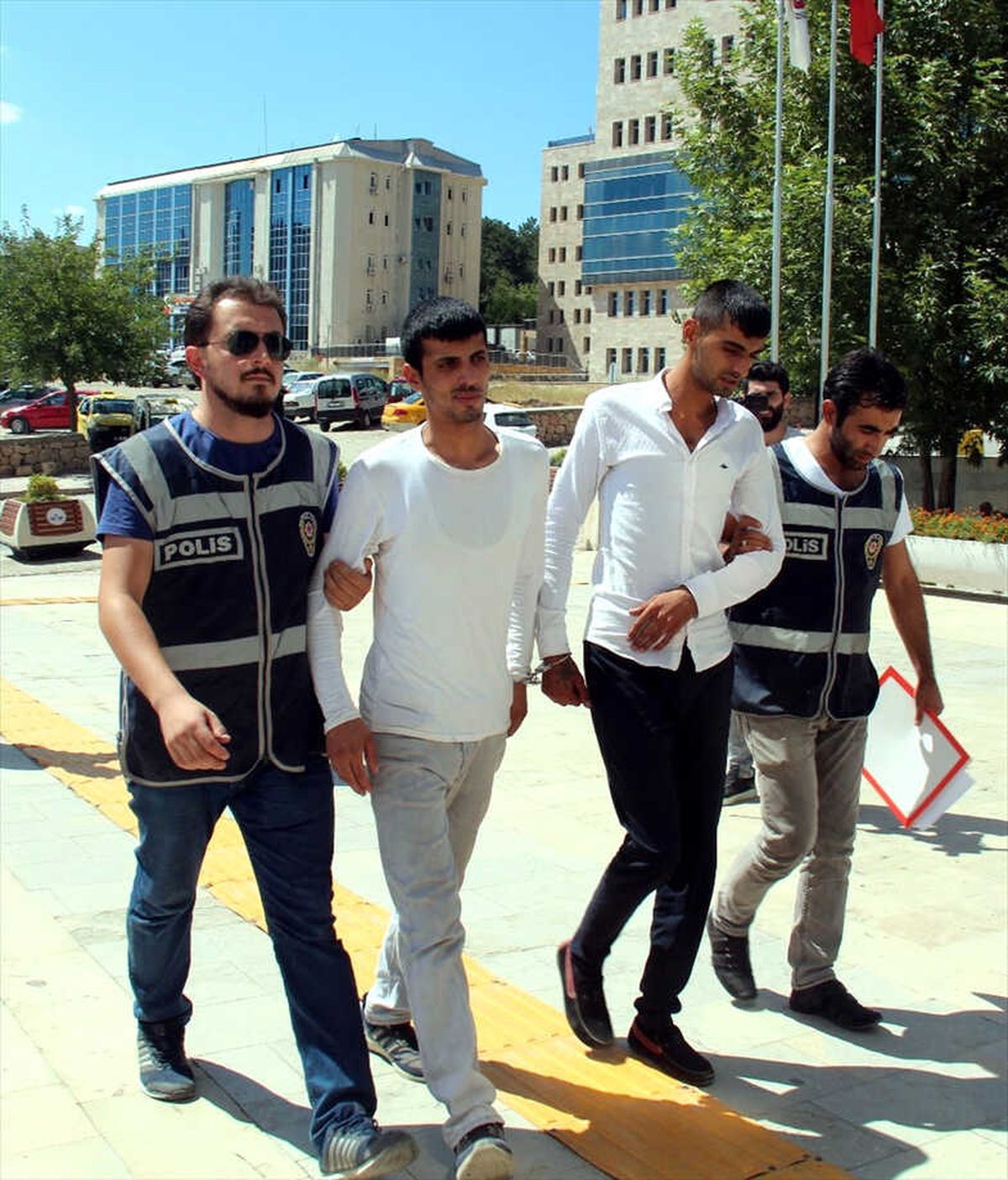 İş Yerinden Televizyon Çalan 2 Zanlı Tutuklandı