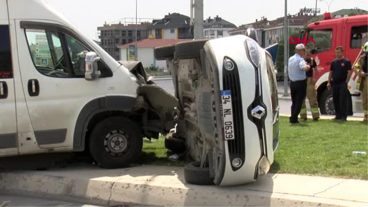 İstanbul Beylikdüzü\'nde Servis Minibüsü ile Otomobil Çarpıştı: 1\'i Ağır 2 Yaralı