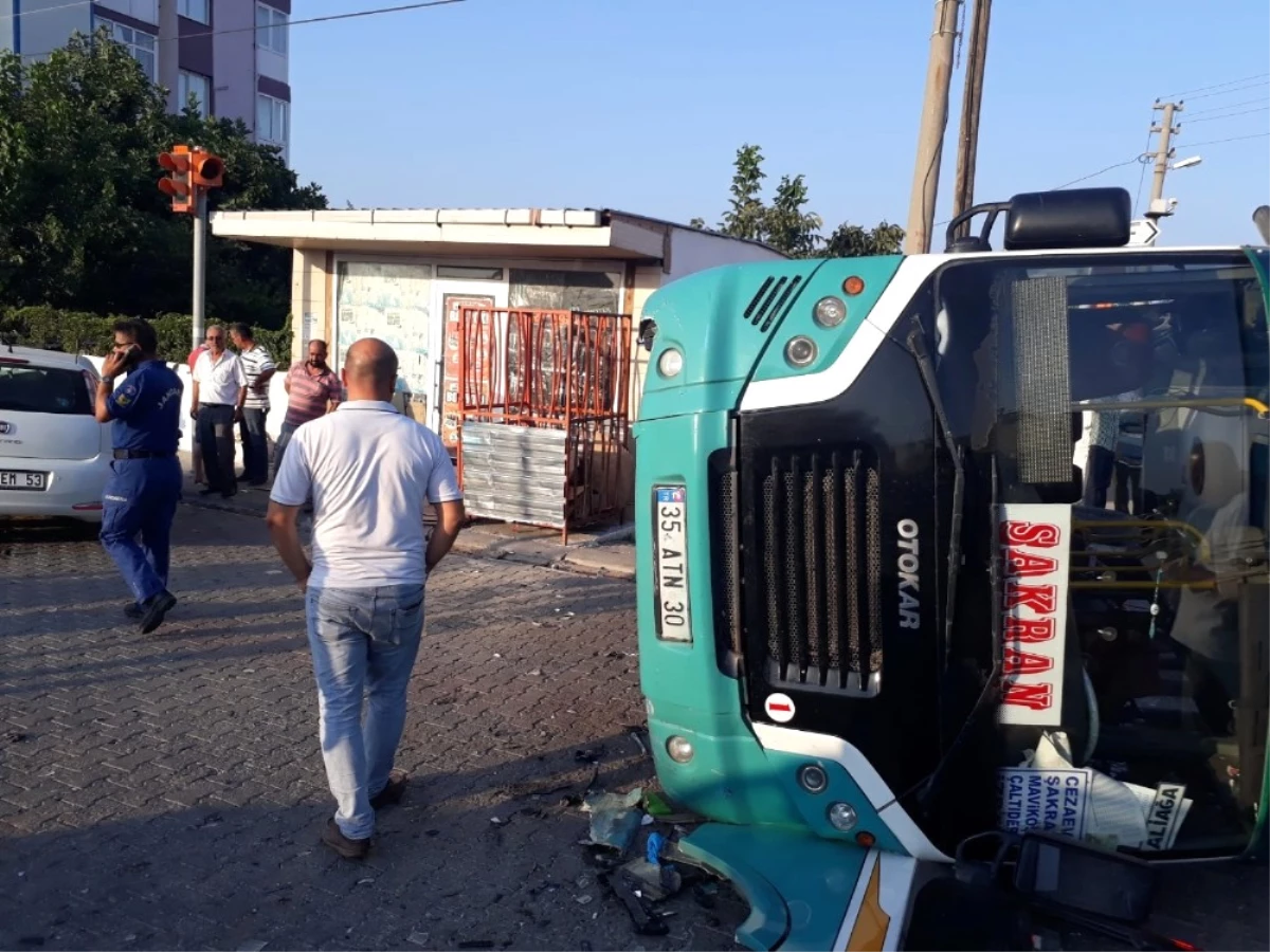 İzmir\'de Otomobil ile Minibüs Çarpıştı: 6 Yaralı