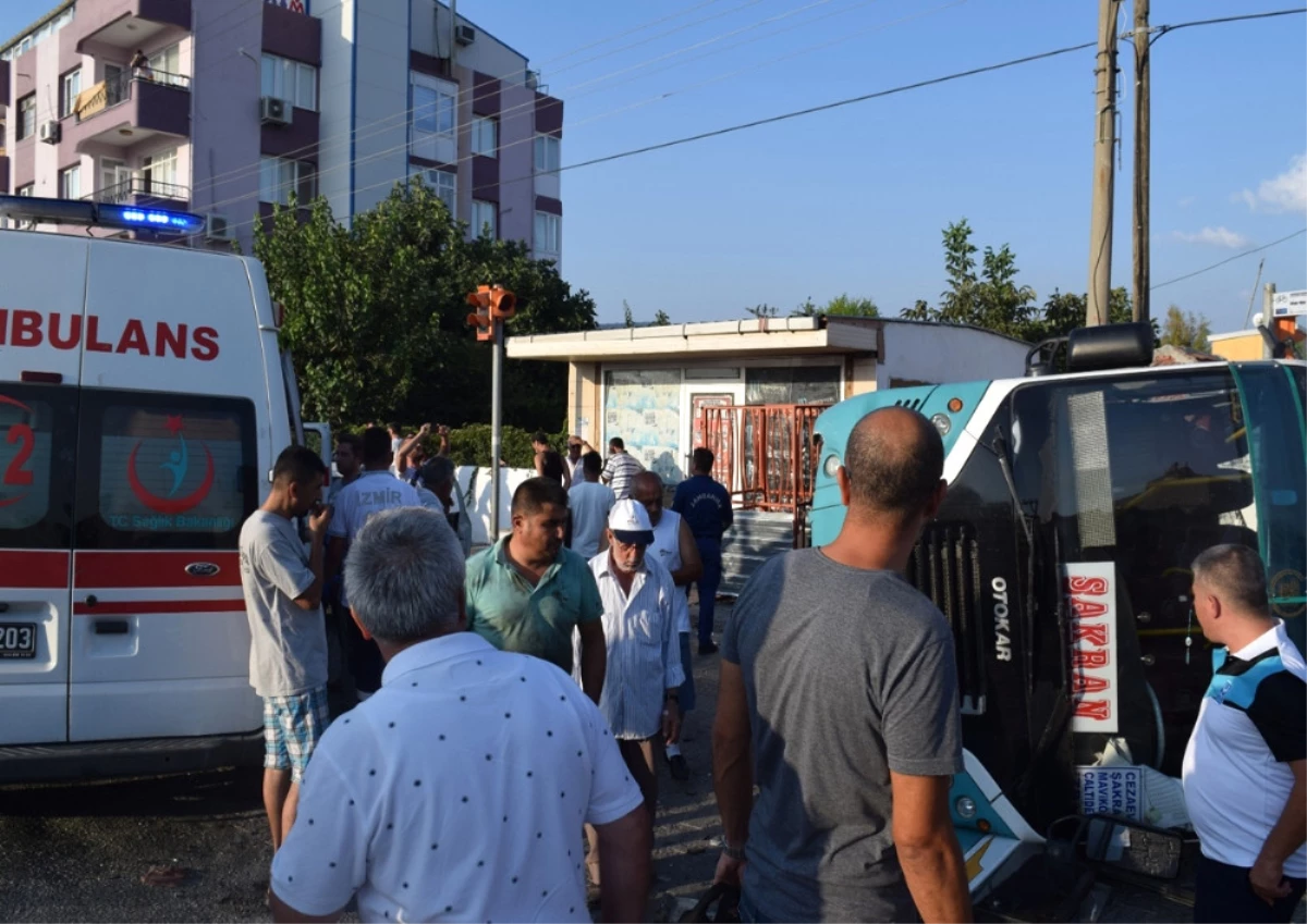 İzmir\'de Otomobil ile Minibüs Çarpıştı: 6 Yaralı