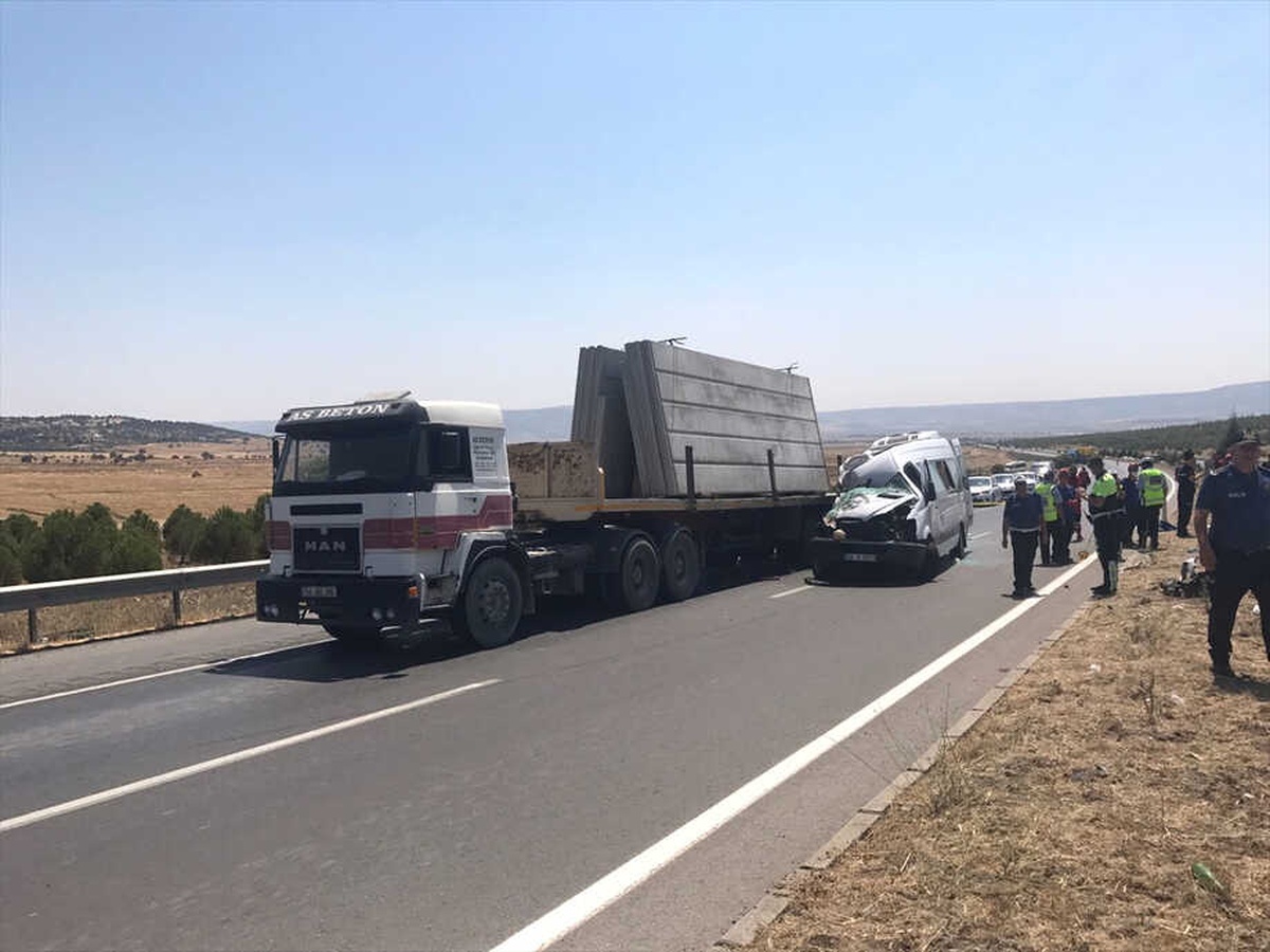 Kahramanmaraş\'ta Minibüs Tıra Çarptı: 1 Ölü, 13 Yaralı