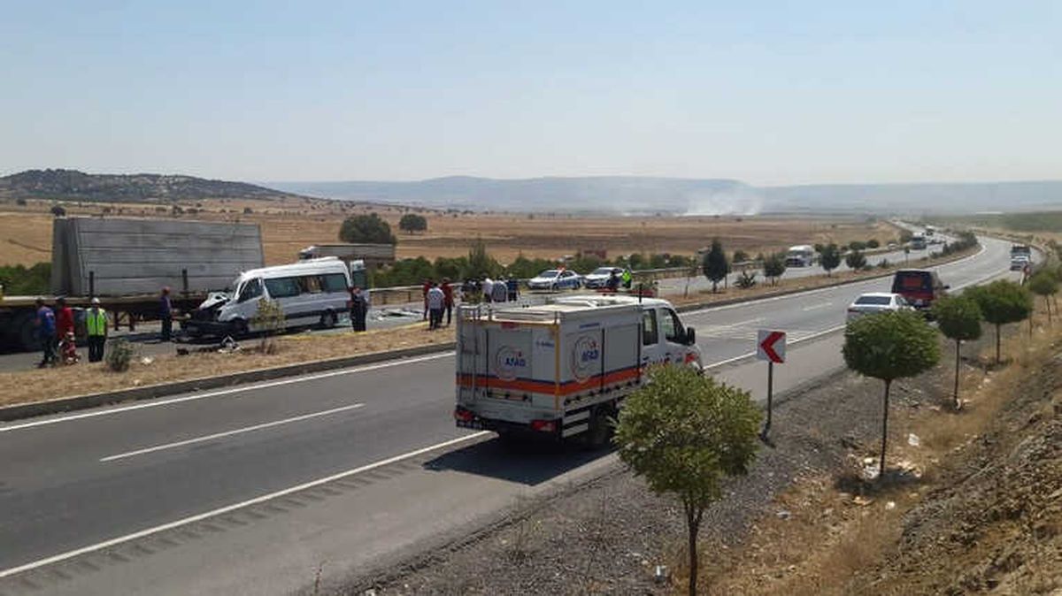 Kahramanmaraş\'ta Yolcu Minibüsü Tıra Çarptı: 1 Ölü, 9 Yaralı
