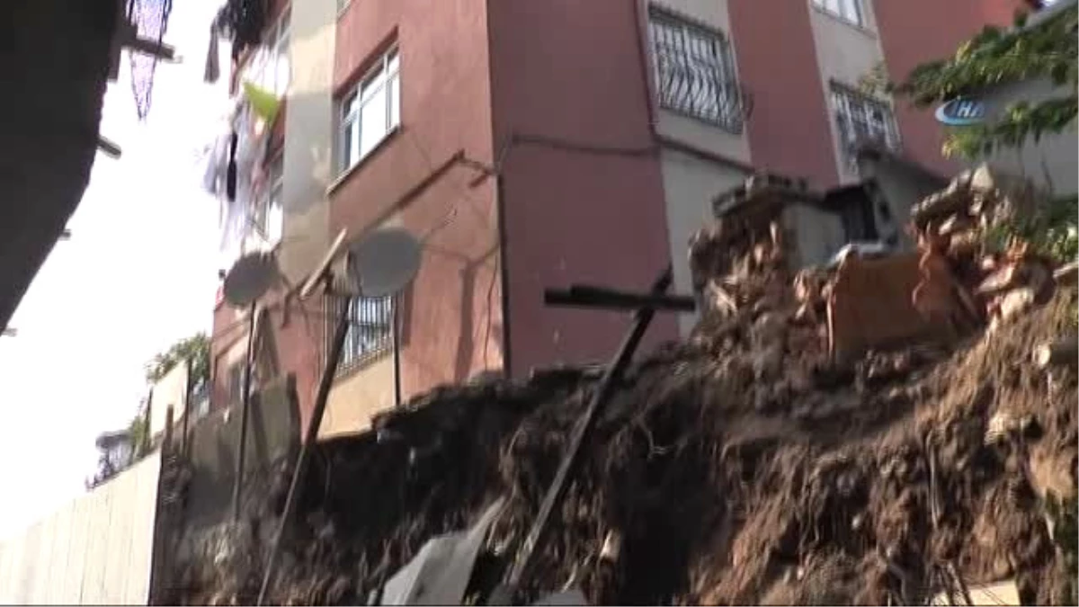 Kartal\'da İnşaatın İstinat Duvarı Çöktü, Vatandaş Tepki Gösterdi