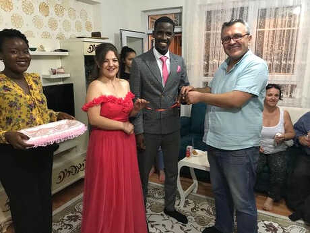 Kayserili Ayşegül ile Senegalli Abdoulaye\'den Evlilik Yolunda İlk Adım