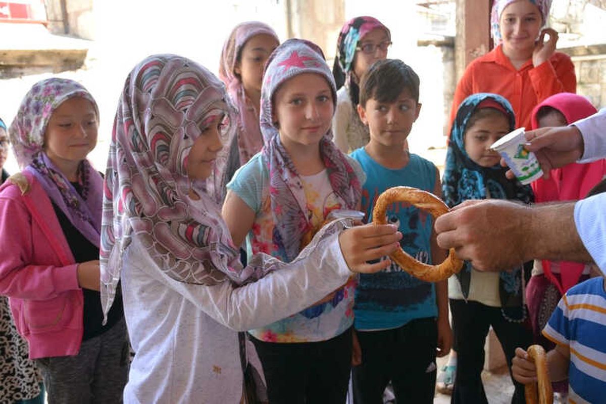 Kuran Kursu Öğrencilerine Simit ve Ayran