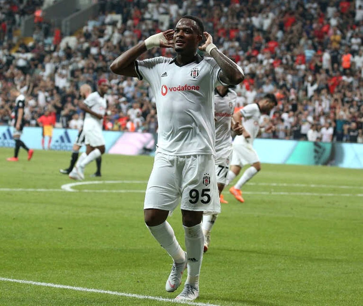 Larin Hat-trick\'le Gitti, Hat-trick\'le Döndü!