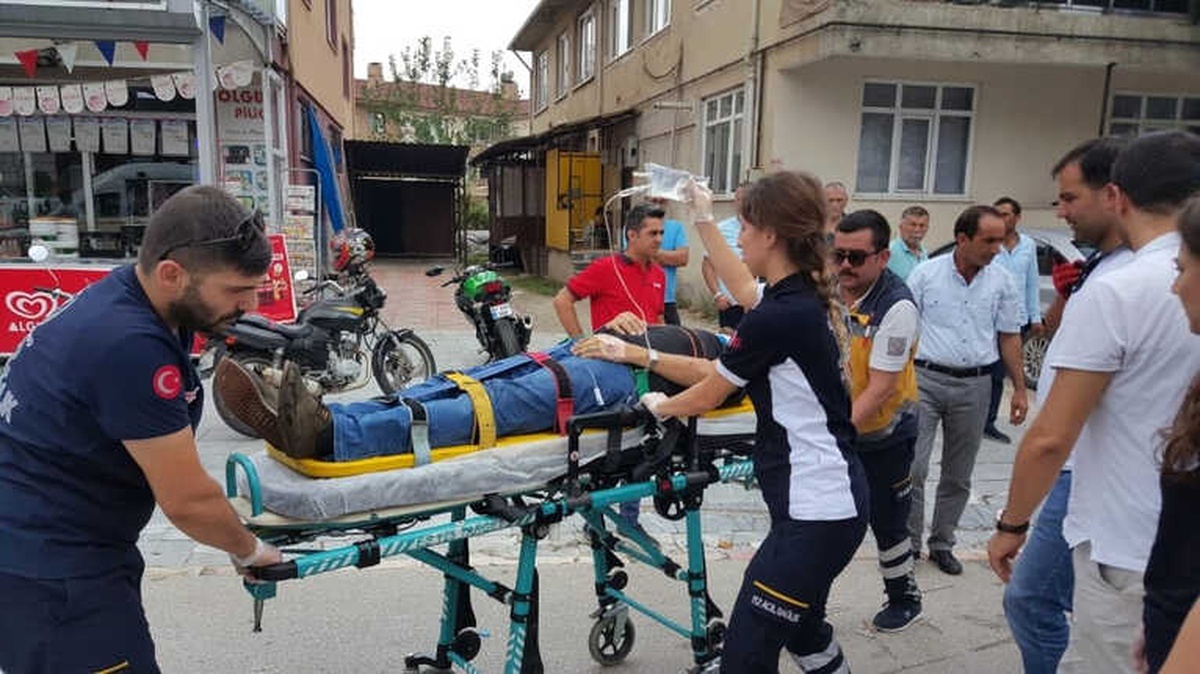 Motosiklet ile Bisiklet Çarpıştı, 2 Kişi Yaralandı