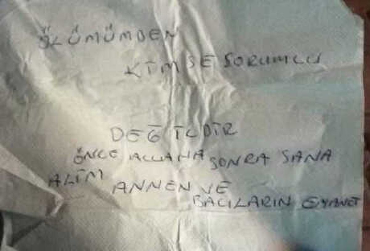 Ölümümden Kimse Sorumlu Değildir\' Yazıp, İntihar Etti