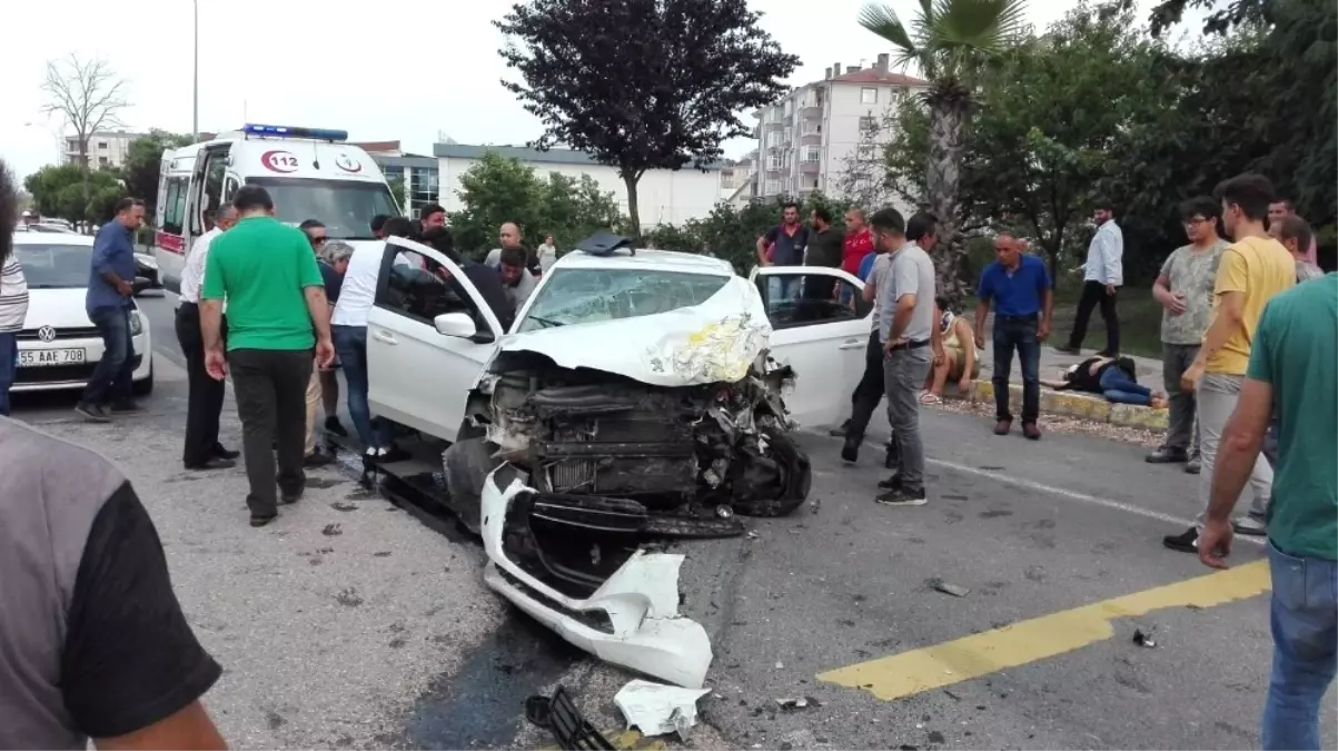 Ordu\'da Ticari Taksi ile Otomobil Çarpıştı: 8 Yaralı