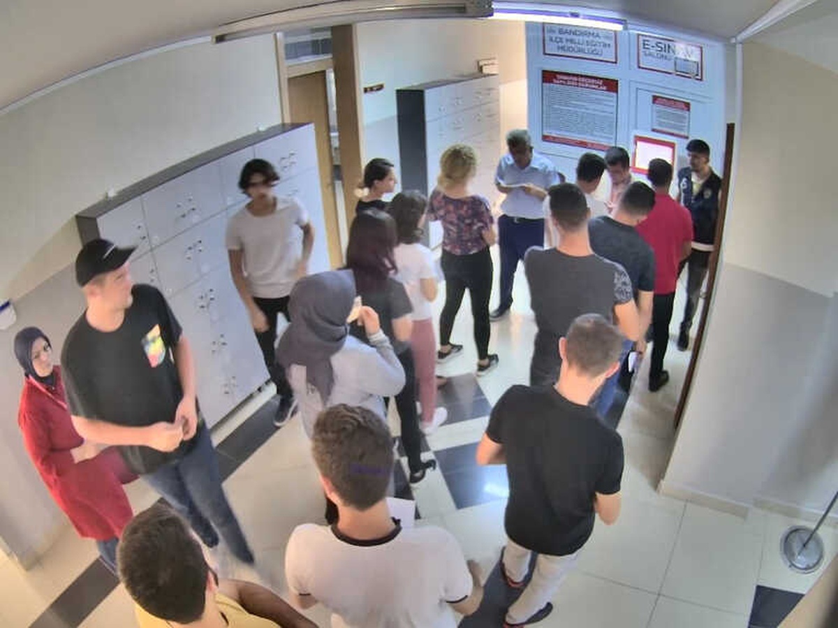 Başkasının Yerine Sınava Girmek İsterken Yakalandı, Camdan Atlayıp Kaçmaya Çalıştı