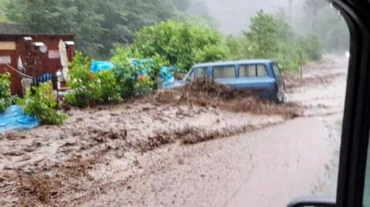 Rize\'de Sağanak Sele Döndü; Başkan \'Batıyoruz\' Paylaşımı Yaptı (2)
