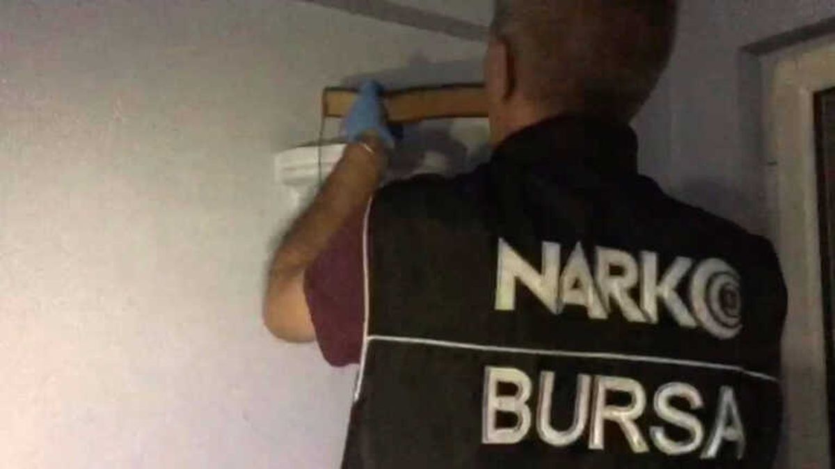 Ruhsatsız Silahı Kur\'an-ı Kerimin Altında Sakladılar