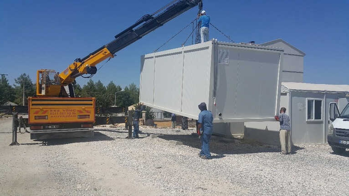 Samsat\'ta Ki 2. Depremden Etkilenen Vatandaşlara Yeni Konteynır Dağıtılıyor