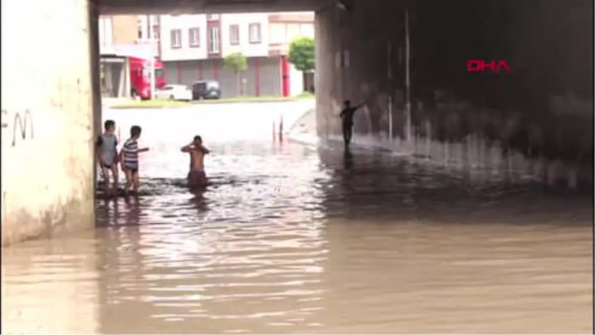 Samsun Çocuklar Yağmur Suyunda Yüzdü