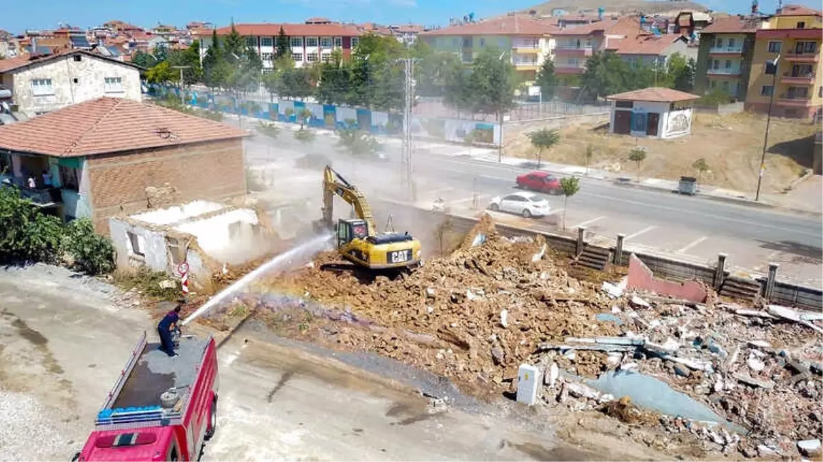 Selçuklu Mahallesinde Yolda Kalan Üç Yapının Yıkımı Gerçekleşti