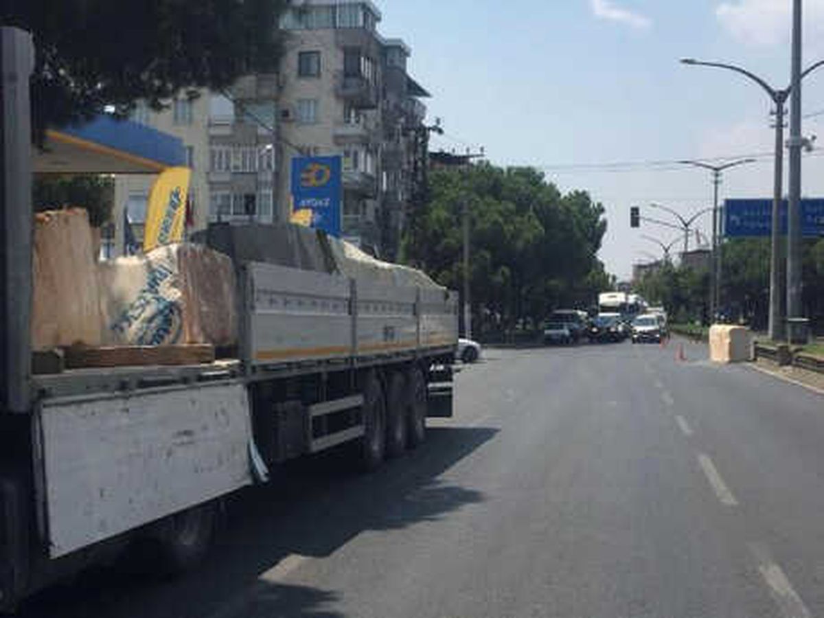 Tır\'daki 8 Tonluk Mermer Yola Düştü
