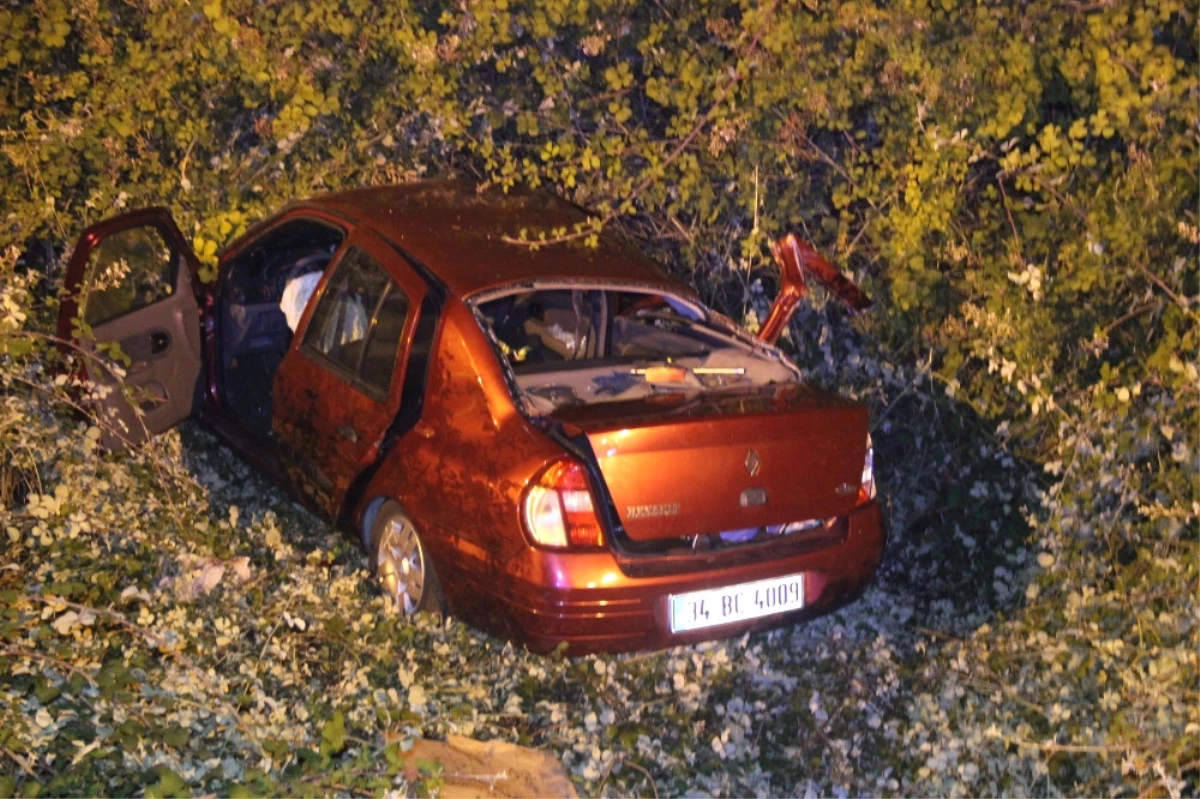 Tıra Çarpan Otomobil Şarampole Devrildi: 2 Ölü, 3 Yaralı