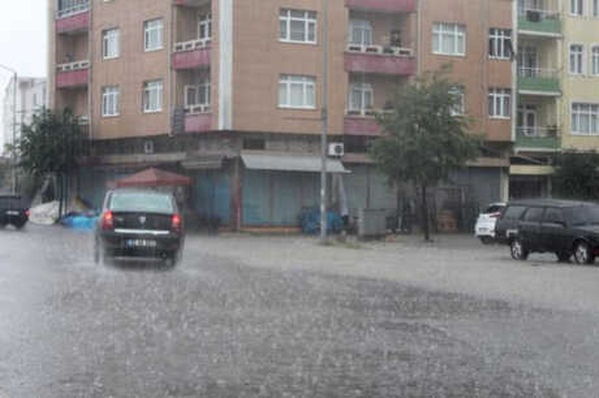 Ünye\'de Sağanak, Su Baskınlarına Neden Oldu