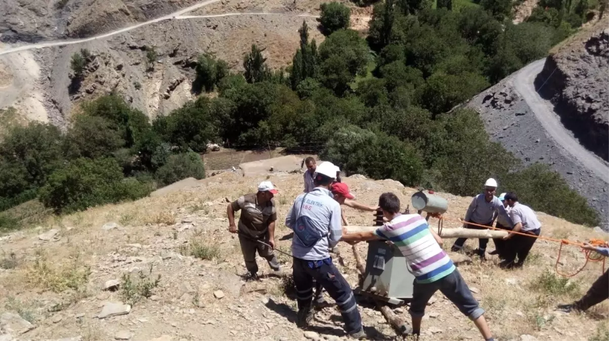 Yol Olmayınca 515 Kiloluk Trafoyu El Birliği ile Tepeye Taşıdılar