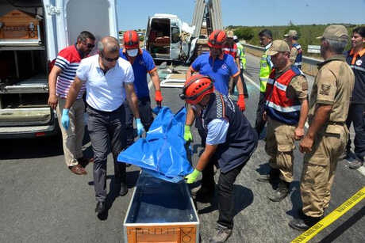 Yolcu Minibüsü, Tır\'a Çarptı: 2 Ölü, 11 Yaralı