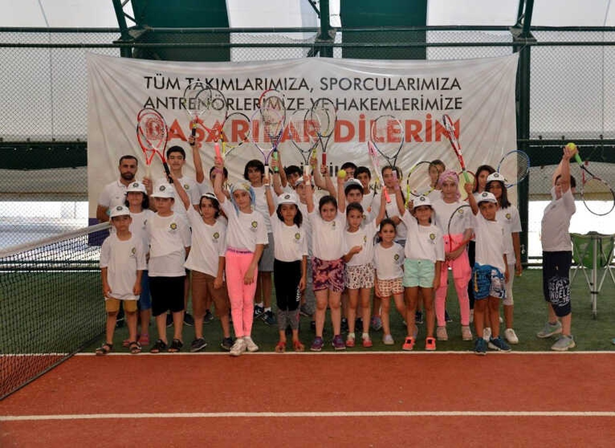 330 Çocuk Tenis Sporunu Öğreniyor