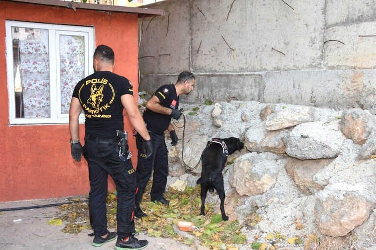 Antalya\'da Polisten Uyuşturucu Operasyonu