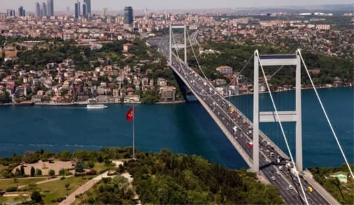 Boğaz Trafiği "Arızalı Tanker" Nedeniyle Askıya Alındı