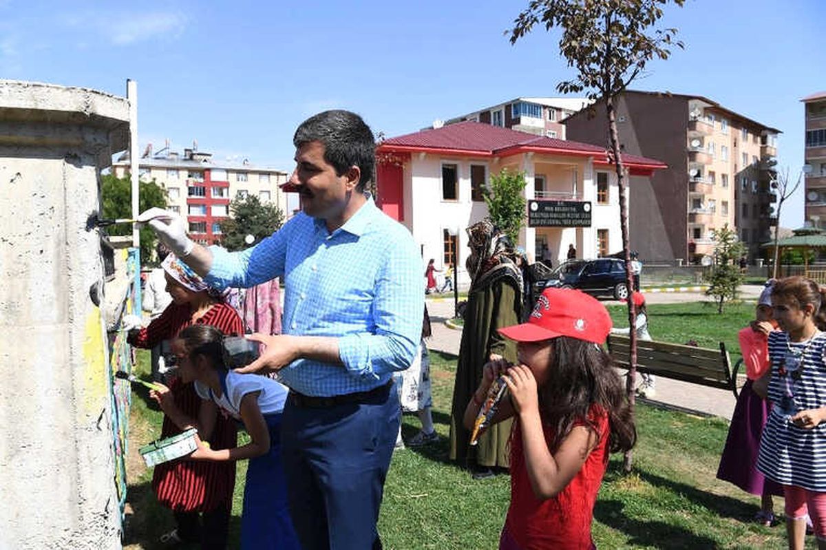 Çocuklar, Başkan Amcalarıyla Duvar Boyadı