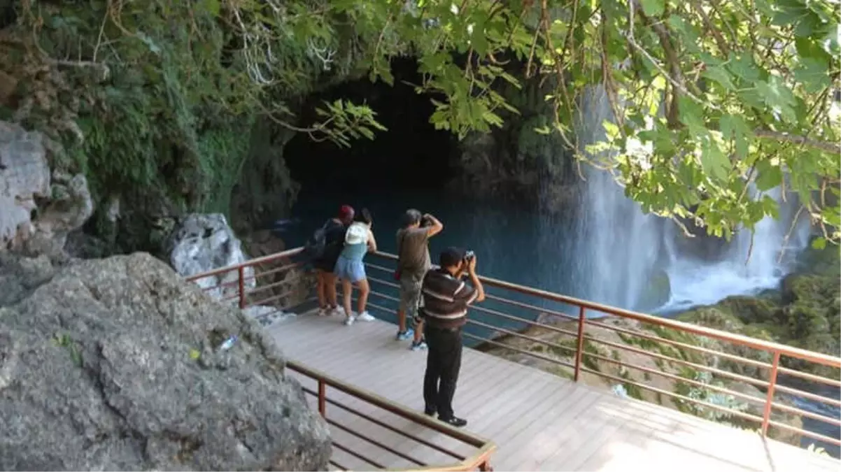 Doğa Harikası Yerköprü Şelalesi\'ne Ziyaretçi Akını