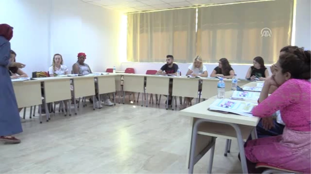 Dünya Gençleri Türkçe Öğrenip Gönüllü Elçilik Yapıyor