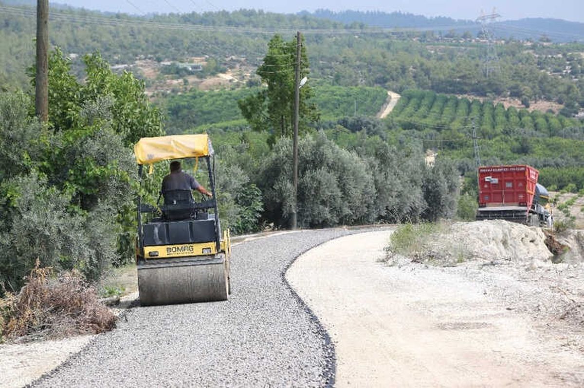 Erdemli\'de Yol Yapım Çalışmaları Sürüyor