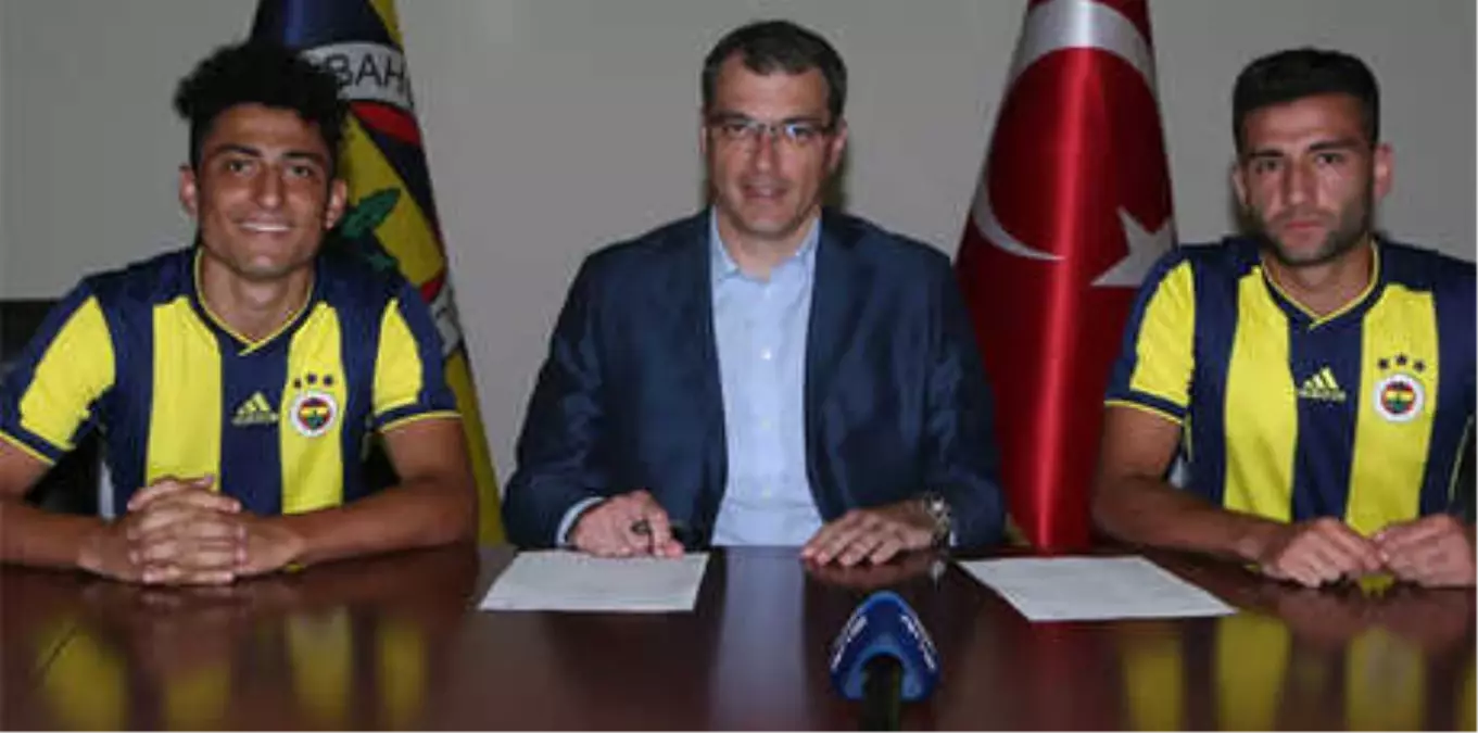 Fenerbahçe Abdulcebrail Akbulut ve Muhammet Ömer Çakı\'ya İmza Attırdı