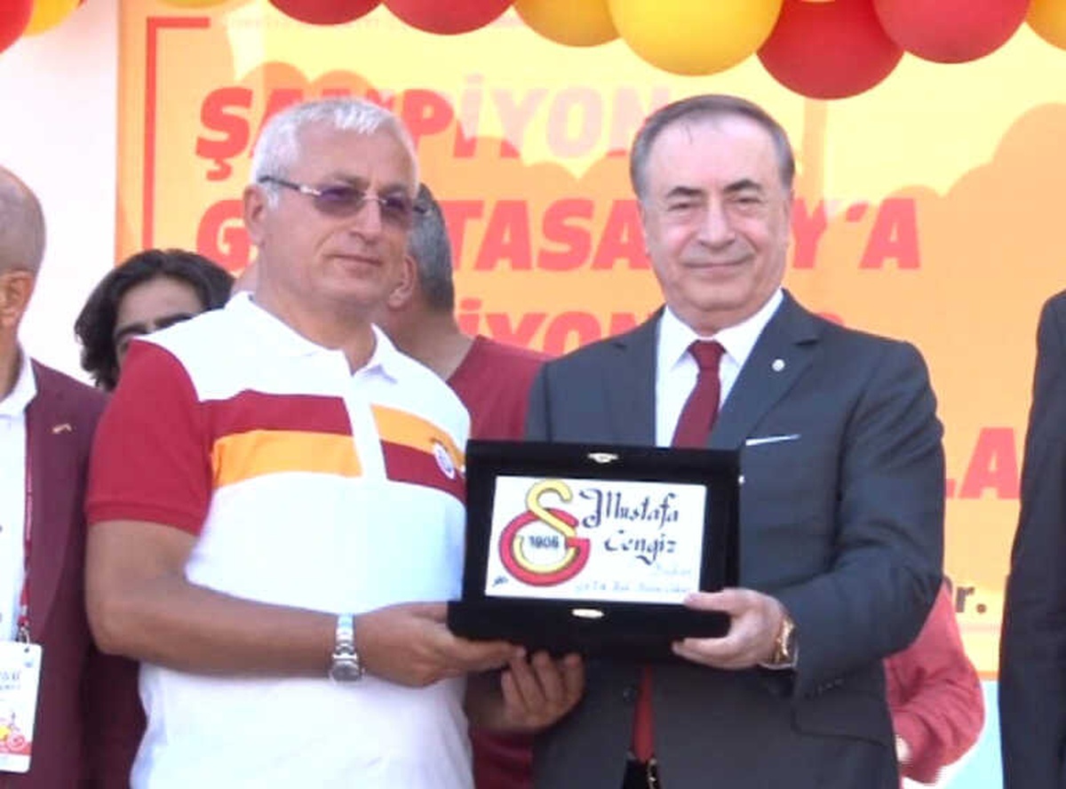 Galatasaray Bayrağı Şampiyonlar Anıtı\'na Çekildi