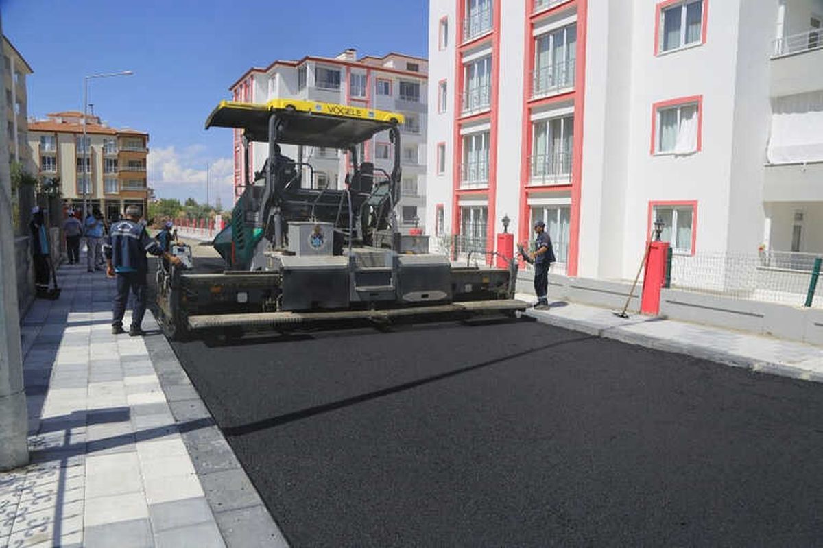 Göztepe Mahallesi\'nde Sıcak Asfalt Serimi Devam Ediyor
