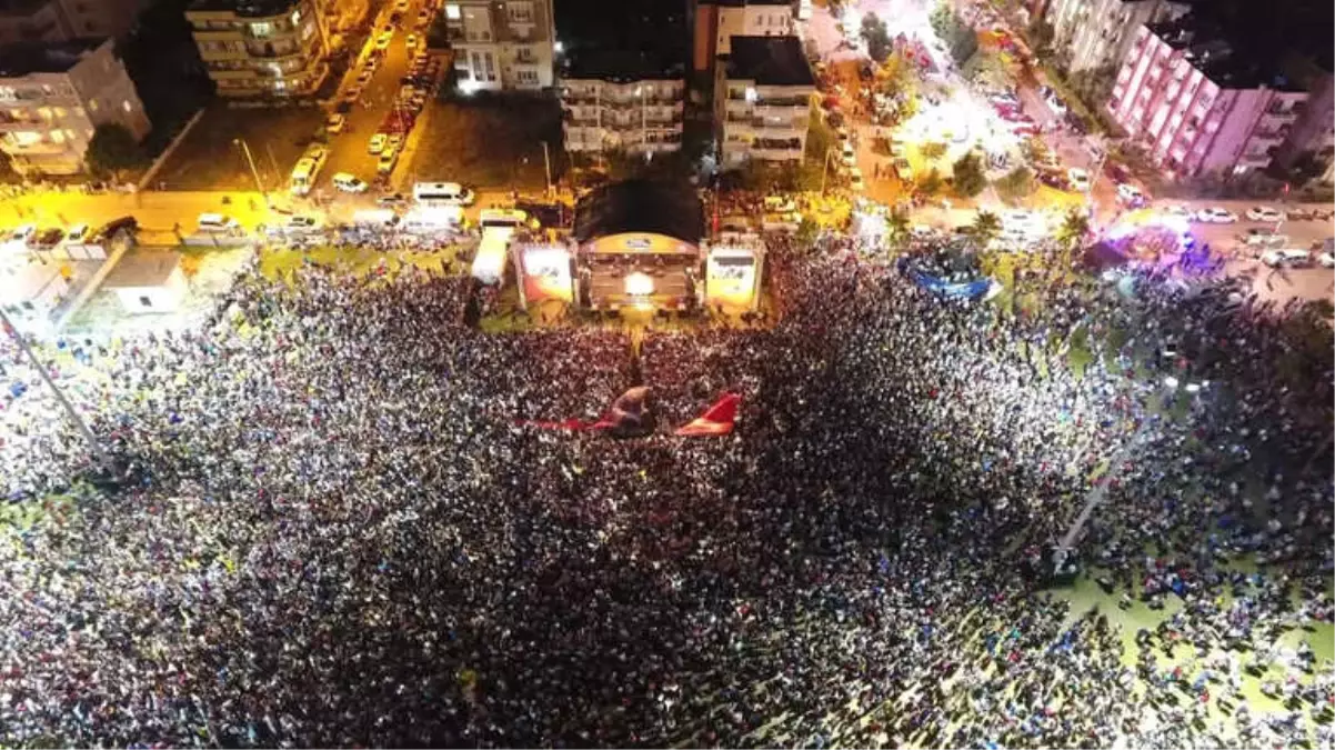 İzmir\'de Yıldız Tilbe İzdihamı