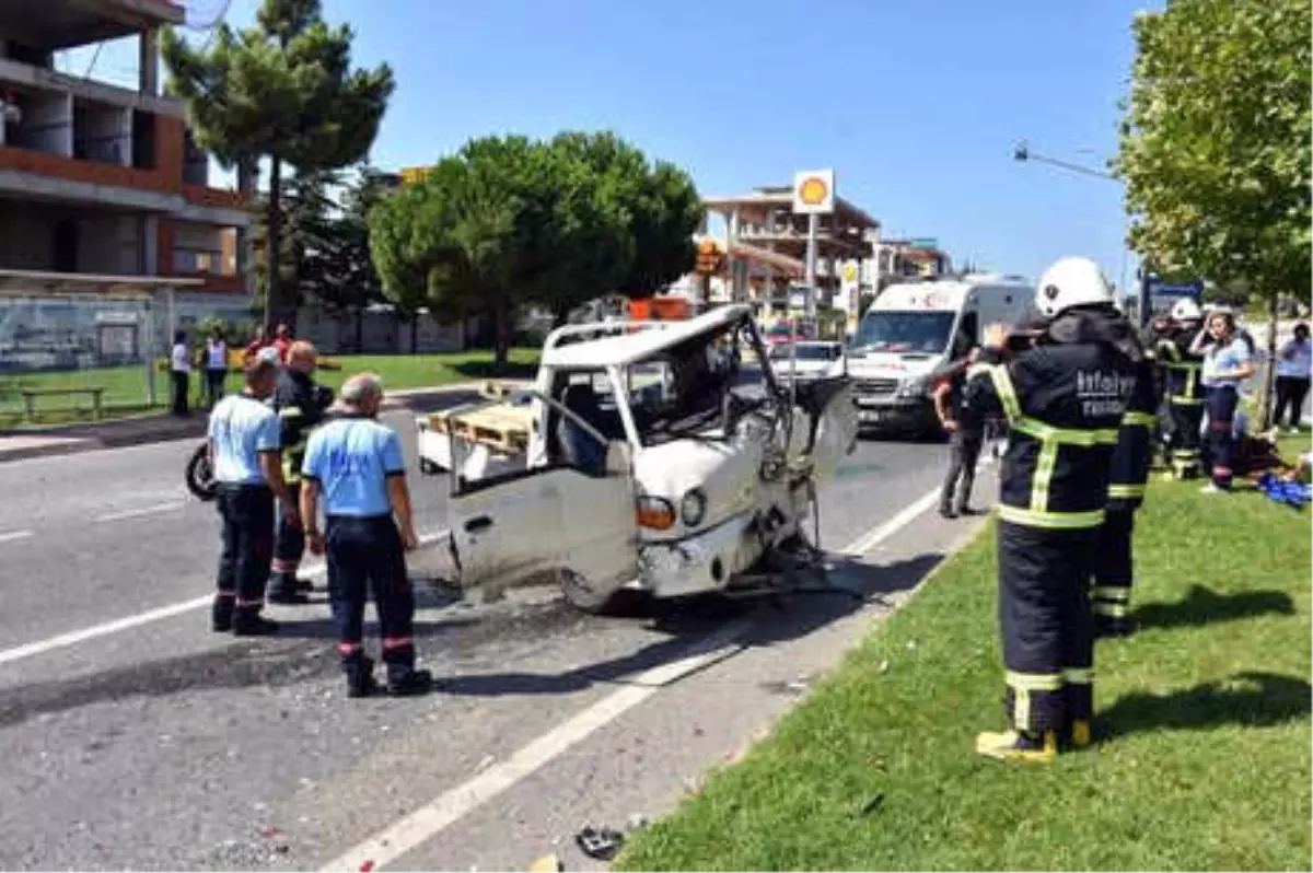 Kamyonet, Kırmızı Işıkta Duran Araçlara Çarptı: 4 Yaralı