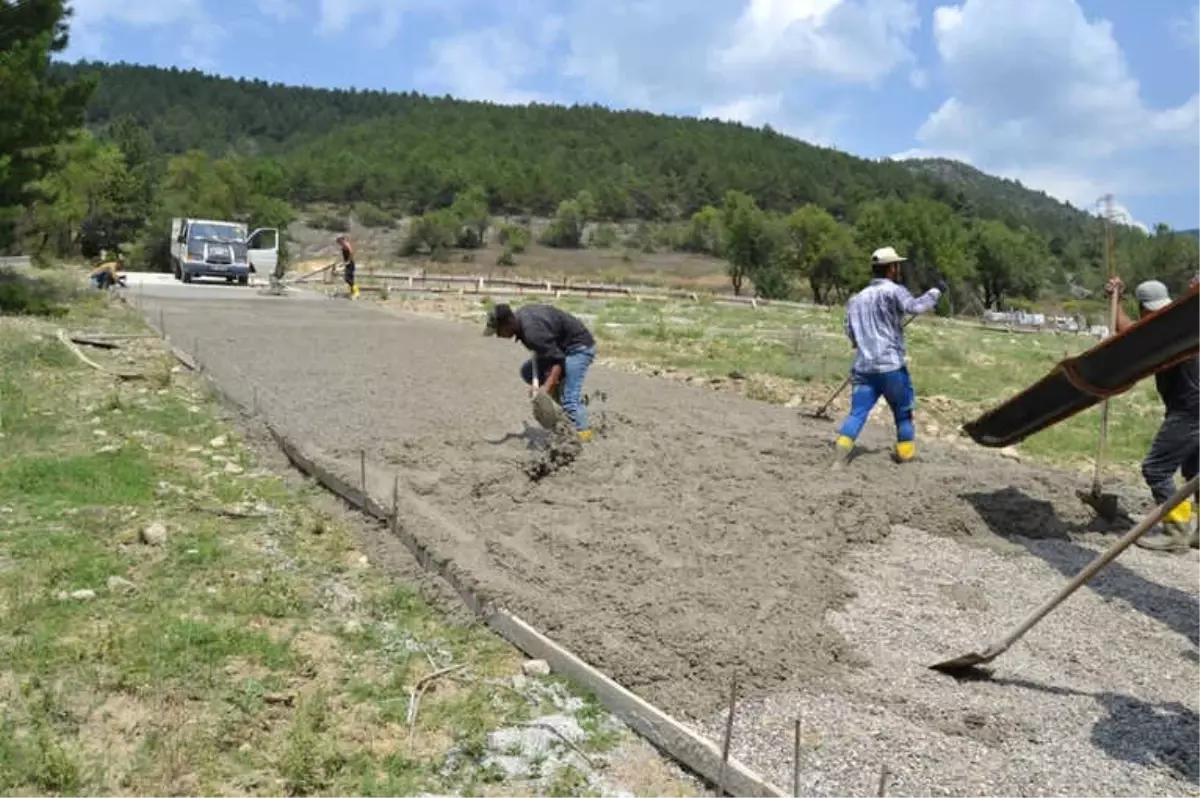 Kapullu Mahallesi Mezarlığında Beton Yol Çalışması