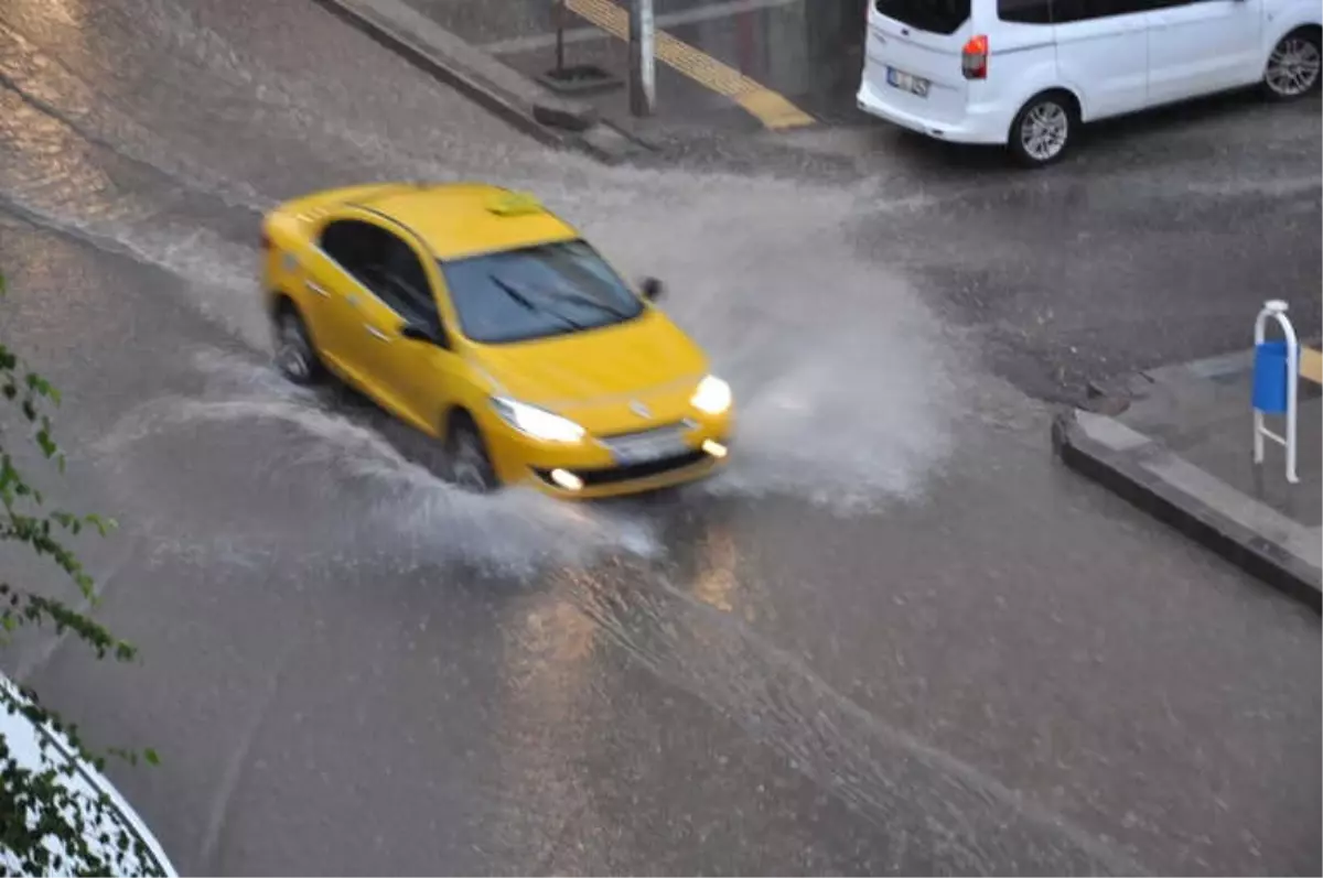 Kars\'ta Sağanak Yağmur Caddeleri Sular Altında Bıraktı