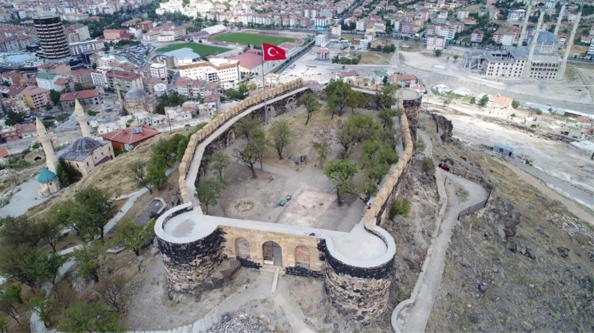 Nevşehir Kalesinde Kurtarma Kazısına Başlandı