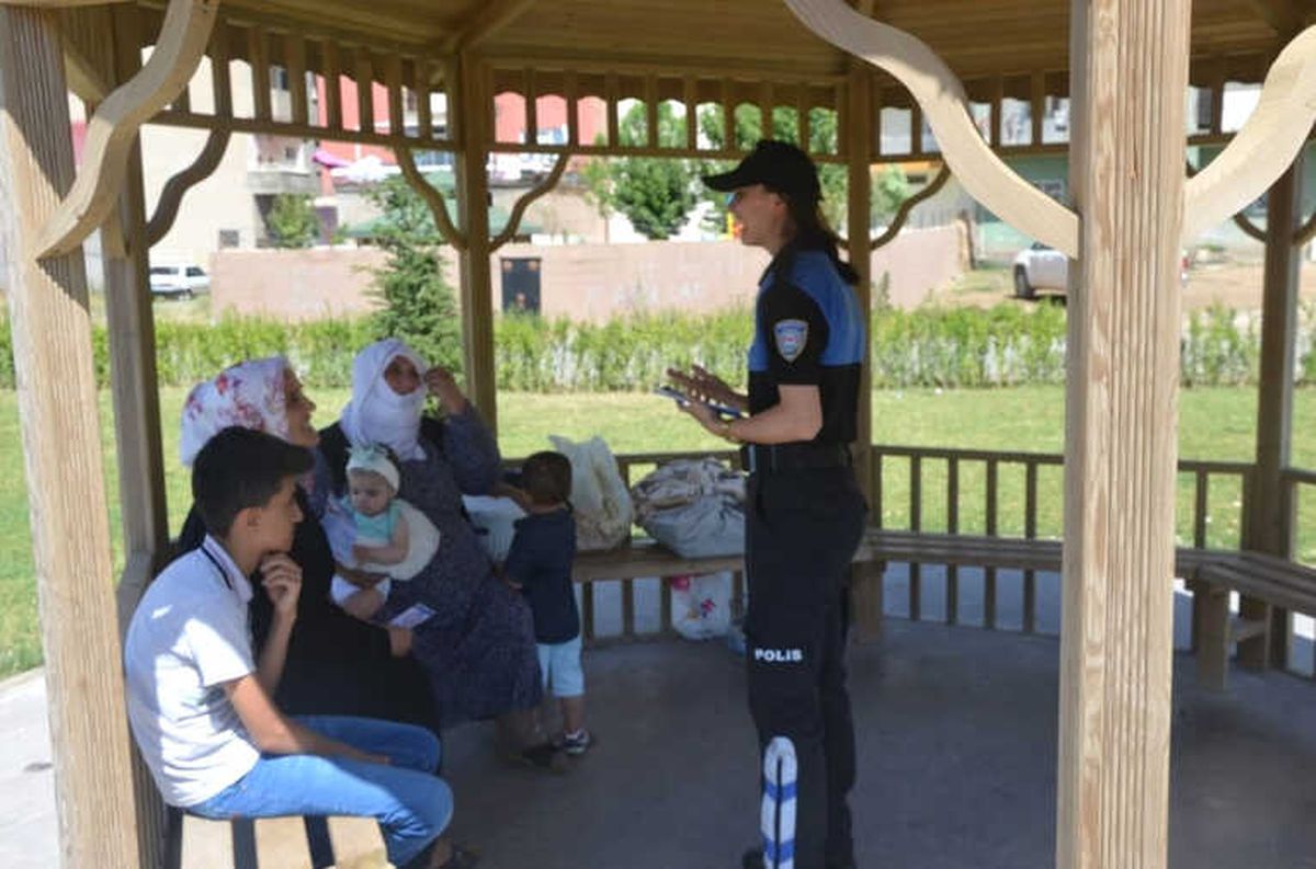 Polis Ekipleri Anne ve Babaları Bilgilendirdi