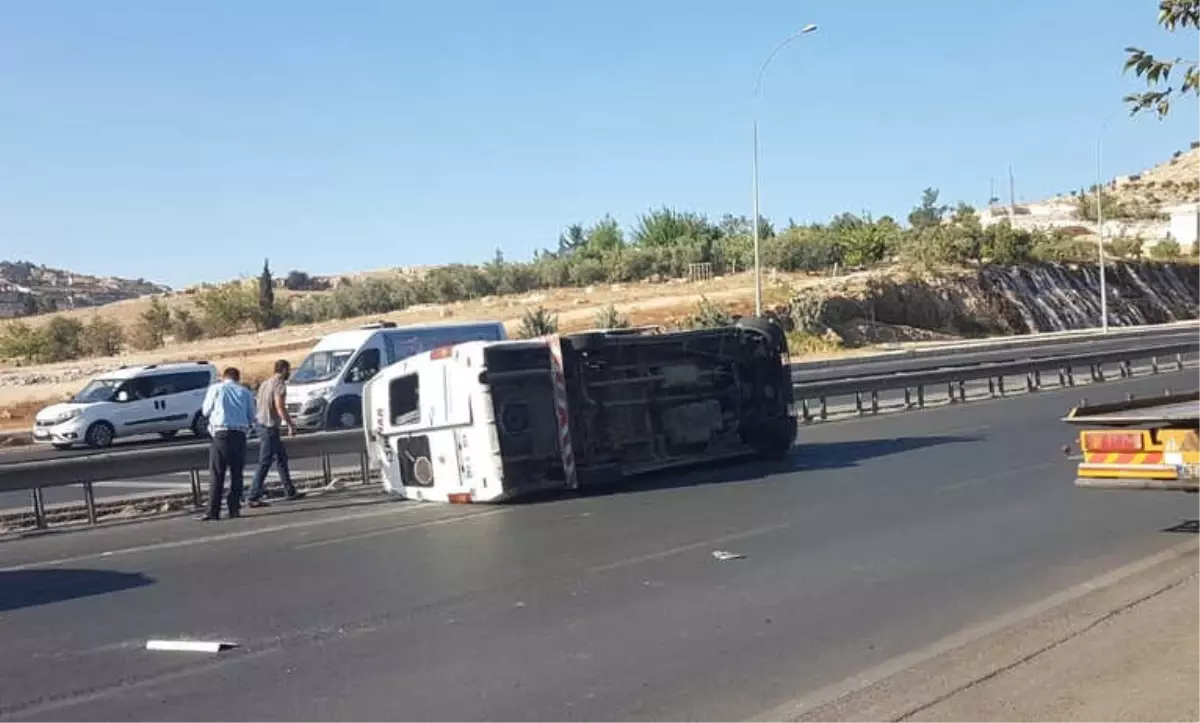 Şanlıurfa\'da Servis Minibüsü Devrildi: 5 Yaralı