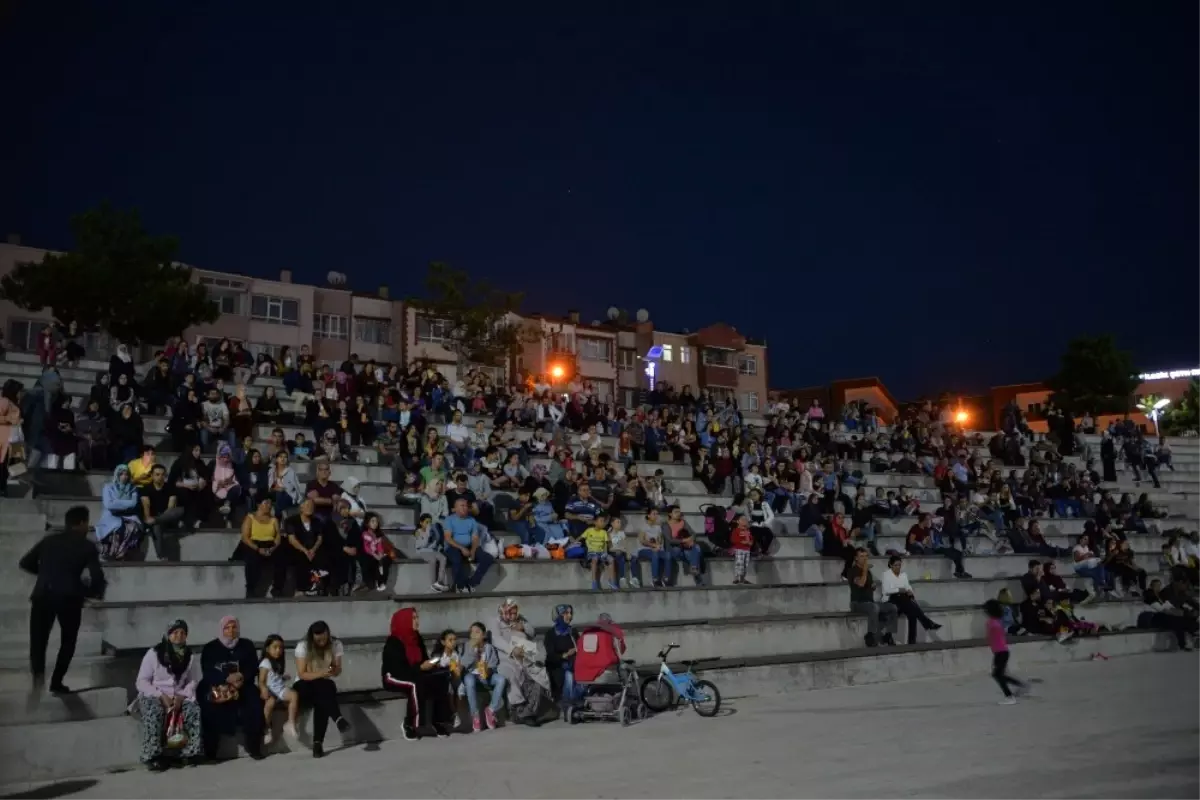 Sinema Festivali\'nde "Tatlı Bela" İzleyenleri Eğlendirdi