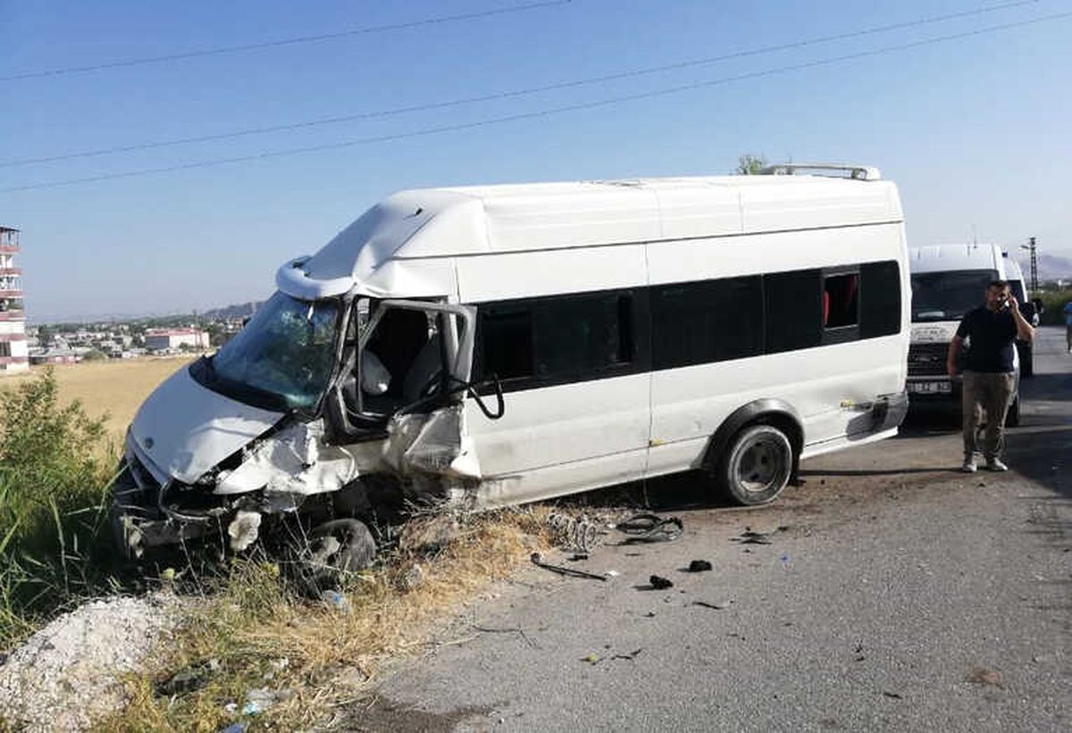 Van\'da 2 Minibüs Kafa Kafaya Çarpıştı: 1 Ölü, 3 Yaralı